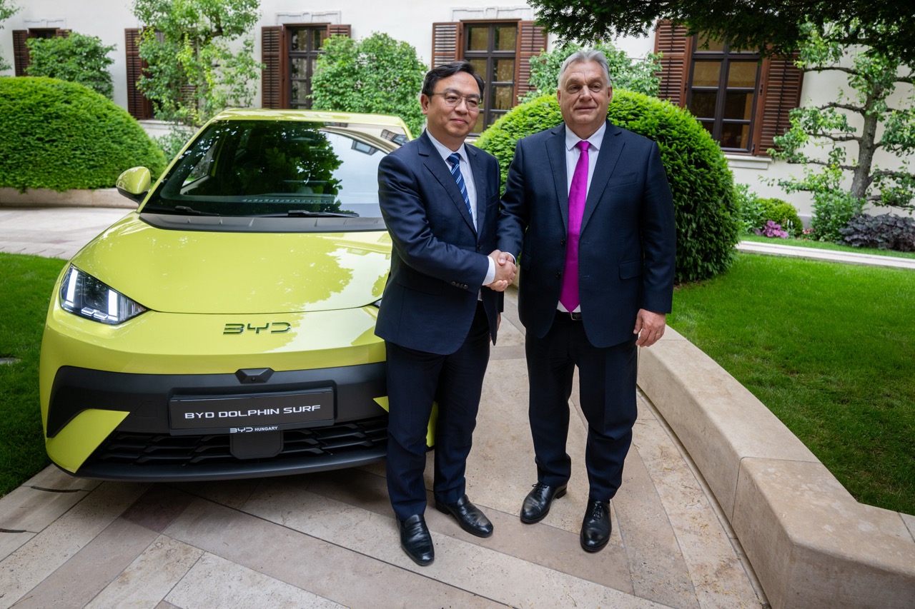 BYD DOLPHIN SURF Wang Chuanfu, Presidente y Director General de BYD, y Viktor Orbán, primer ministro de Hungría